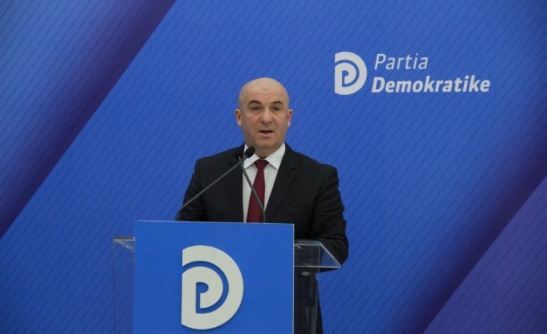 “MANDATI I TAKON QYTETARËVE”/ Kush është “TRADHTARI” i PD, që pranoi të hyj në kuvend. Në protestën e fundit….