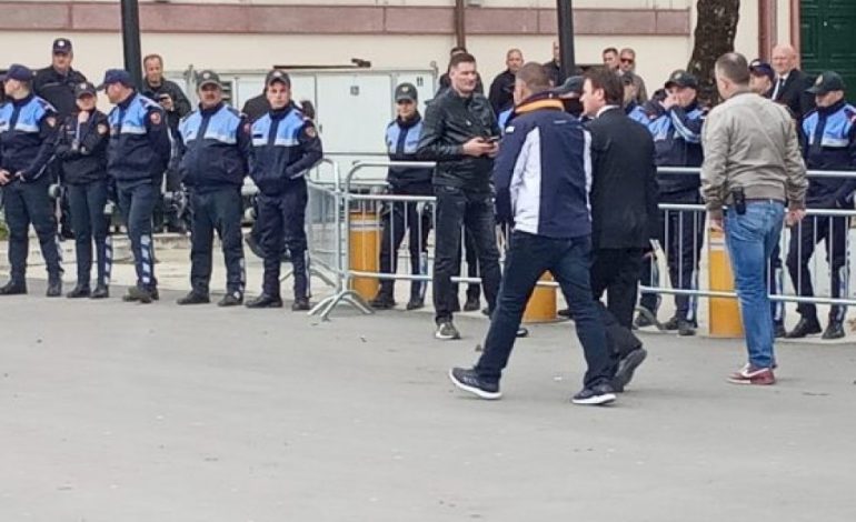 PASI I HODHËN BOJË/ Ralf Gjoni shkon me truproja në parlament