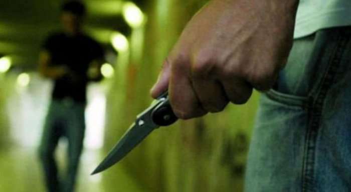 GODITET DISA HERË ME THIKË/ Plagoset rëndë tek syri SHQIPTARI i burgosur