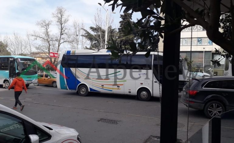 PROTESTA OPOZITËS/ Mbërrijnë autobusët e parë nga rrethet, duket një numër i pakët i qytetarëve (FOTO)