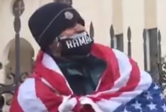 “SHPIFJE KOMUNISTE”/ Mediat e akuzuan si agjent të infiltruar në protesë. Vjen reagimi: Do t’ju… (FOTO)