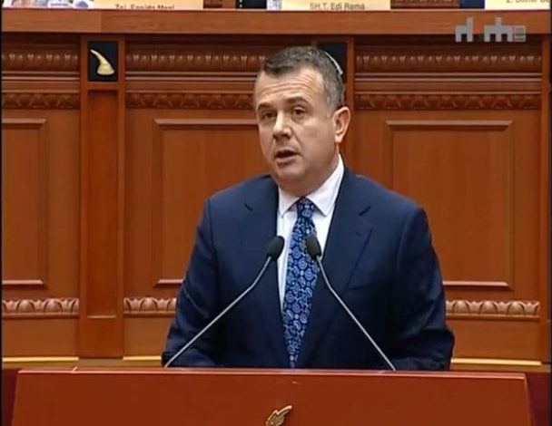 KUVEND/ Balla: Një grup politikanësh të korruptuar po pengojnë rrugën evropian. Basha huligan…