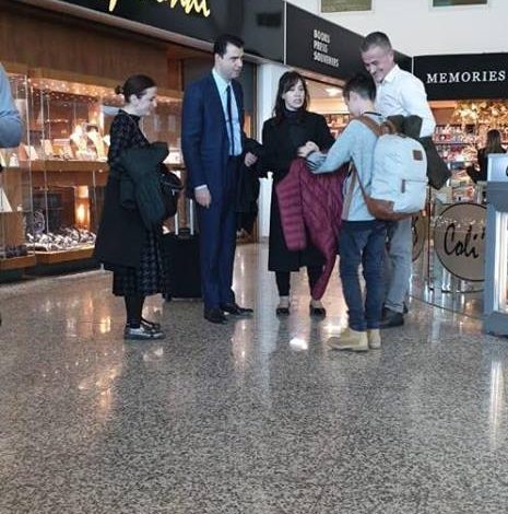 I “LODHUR” NGA PROTESTAT/ Basha fotografohet në aeroport. Destinacioni… (FOTO LAJM)