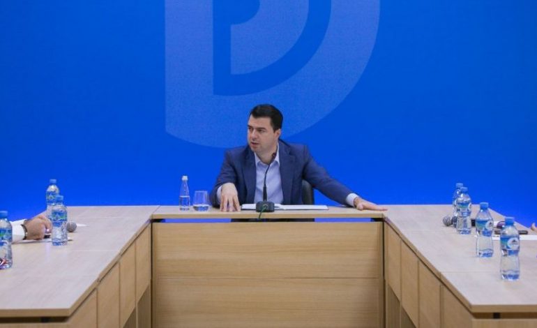 “MOS LEXONI PËRMENDËSH SI PAPAGALL”/ Shpërthen i revoltuar gazetari i njohur dhe nuk lë gjë pa i thënë në sy Bashës: I lini hipokrizitë