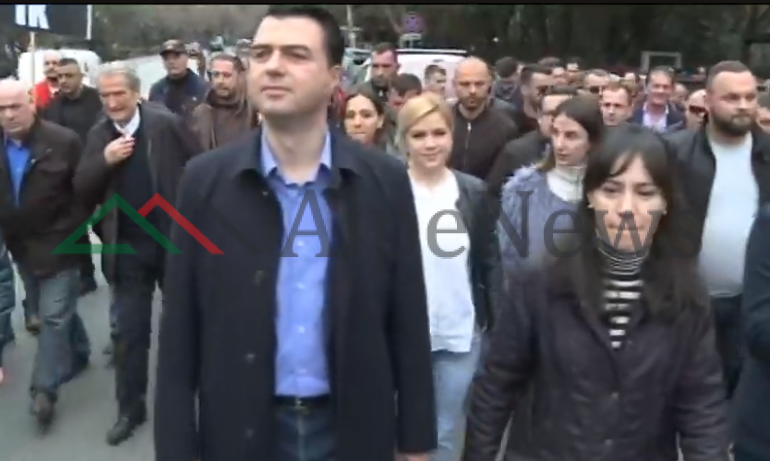 “MARRIM NAJ LEKË E SHTYJMË…”/ Qytetarët i “përplasin në sy” Bashës se përse protestojnë (FOTO)