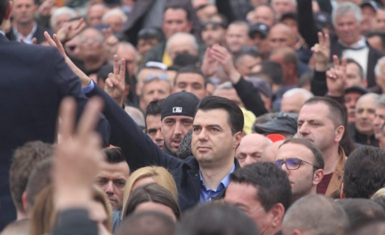 OPOZITA PARA KUVENDIT/ Basha “BRAKTIS” protestuesit, por ja mesazhi që nis