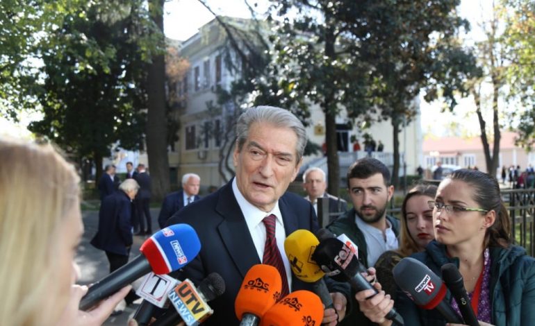 “PO TENTONI TË RIKTHENI 97″/ Berisha u përgjigjet akuzave: Ne po i kthejmë lirinë shqiptarëve. Edhe me gaz jam në formë