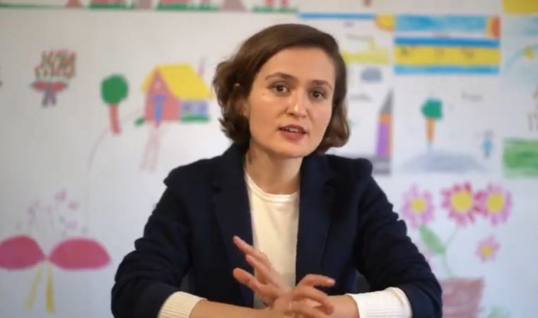 “SOT ËSHTË NDRYSHE. JU FALENDEROJMË…”/ Besa Shahini uron me video 7 Marsin