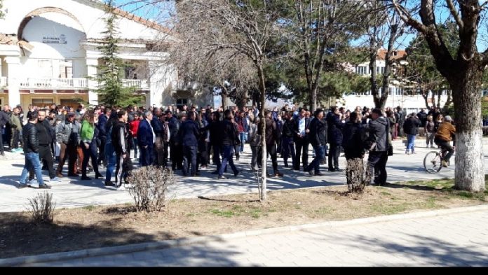 MILITANTËT E PD-së PROTESTOJNË PARA BASHKISË SË MALIQIT/ Hedhin kapsolla dhe tymuese në… (VIDEO)