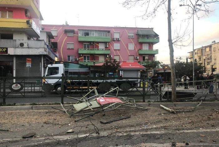 AKSIDENT TEK 21 DHJETORI/ Makina del nga rruga dhe përplaset me trafikndarësen