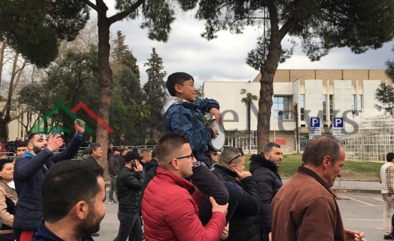 KUR MBARON PROTESTA/ Jo të gjithë ikin për “hall”! Djali i vogël i bie… (VIDEO)