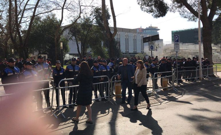 PROTESTA/ Opozita rrethon Parlamentin, ku do të betohen 3 deputetë të rinj nga LSI