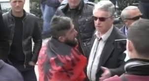 PARA PARLAMENTIT/ Shënohet incidenti i parë, protestuesi i opozitës përplaset me policinë (VIDEO)