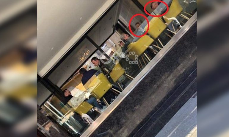 FOTOLAJM/ Militantët e opozitës përplasen me policinë, dy aleatët e Bashës pinë kafe