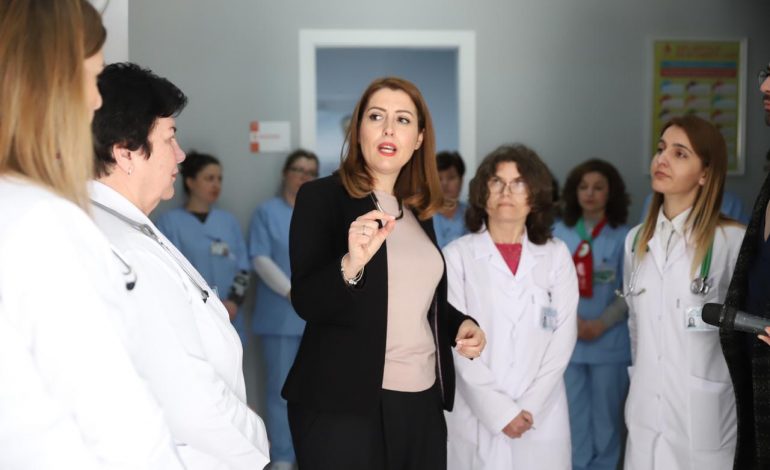 “ATA NUK TË PREKIN ME DORË”/ Ja si i përgjigjet Manastirliu qytetares