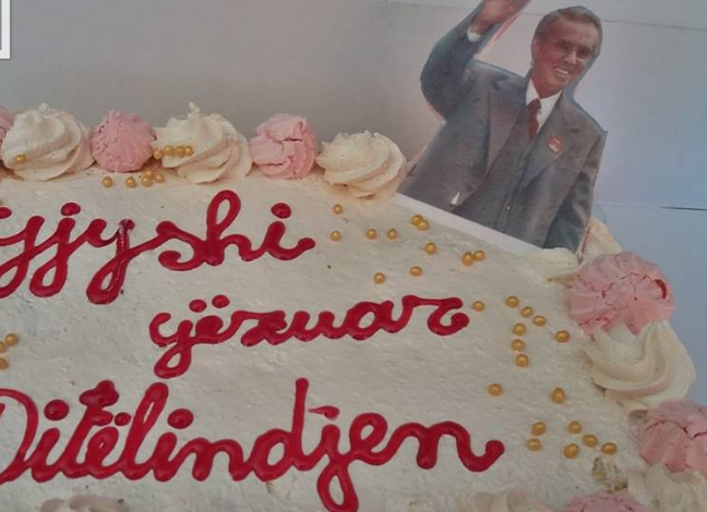 “GJYSHI KOMUNIST”/ Kur Enver Hoxha të del edhe… në tortë! (FOTO