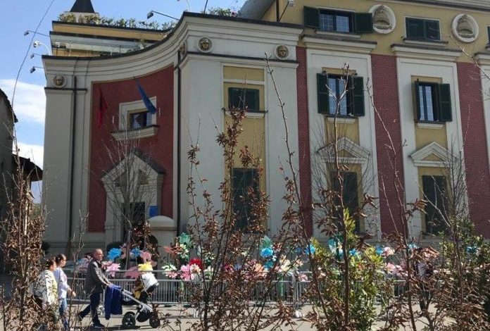 “DITA E VERËS”/ Bashkia e Tiranës ka menduar të “sjellë” pranverën (FOTOT)