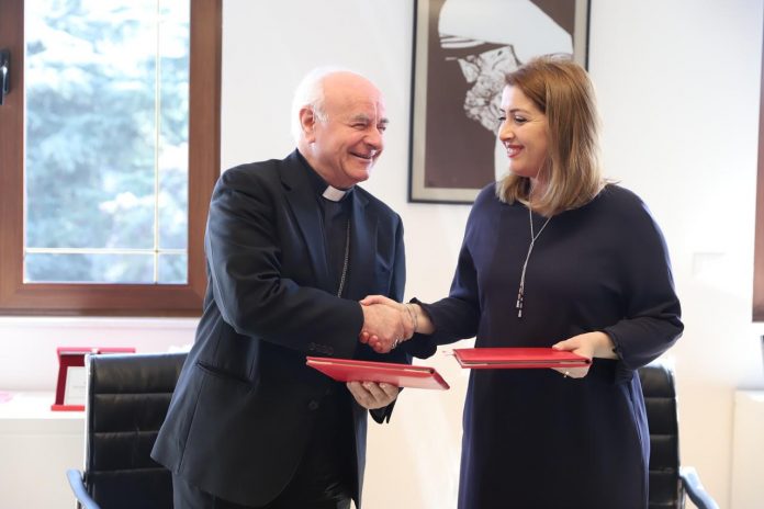 NËNSHKRUHET MARRËVESHJA PËR SHËNDETIN MENDOR/ Manastirliu me presidentin e Akademisë Papnore në Vatikan