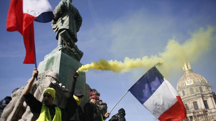 PROTESTAT/ Si u ndihmuan “Jelekët e verdhë” nga “Facebook” dhe “Russia Today”