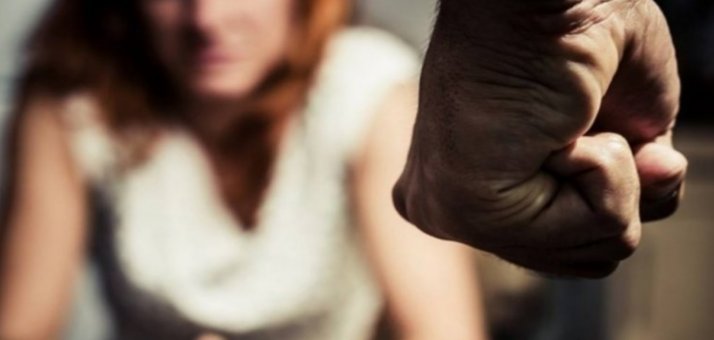 E RËNDË NË GREQI/ Babai SHQIPTAR dhunon vajzën 16 vjeçe deri sa e lë…