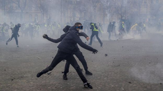 RIKTHEHEN JELEK-VERDHËT/ Në rrugët e Parisit përsëri ka dhunë, protestohet për…