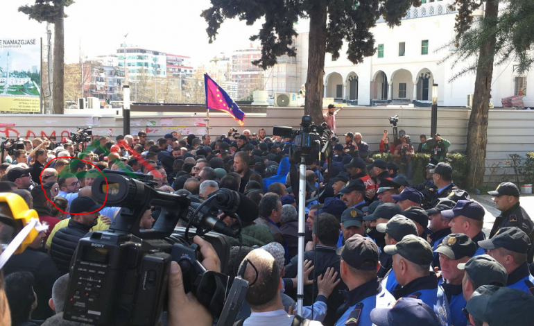 FOTO SA 1 MIJË FJALË/ Protestuesit përplasen me policinë, Gazmend Bardhi QESH