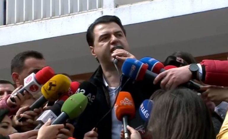 MINUTË PAS MINUTE/ Mbyllet protesta. Basha mbanë fjalim te selia blu