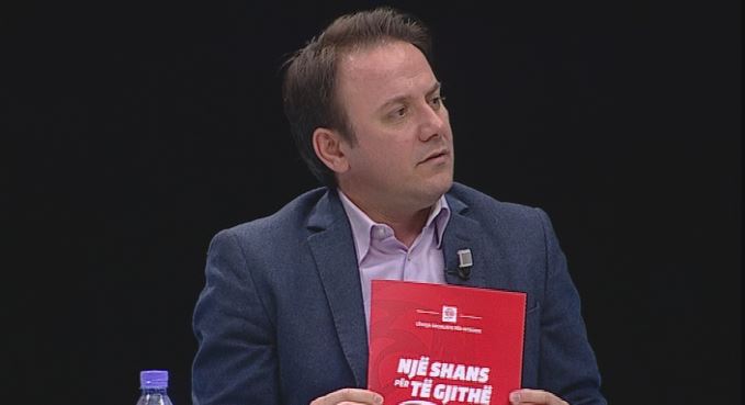 “U SULMUA ME BOJË NGA PARTIA E TIJ”/ Deputeti i LSI-s Ralf Gjoni merr masat, “BLINDOHET” nga truprojat (FOTO)