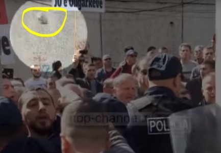 E FUNDIT/ Plagosja e efektivit të FNSH, Policia shoqëron në komisariat 10 protestues (FOTO)