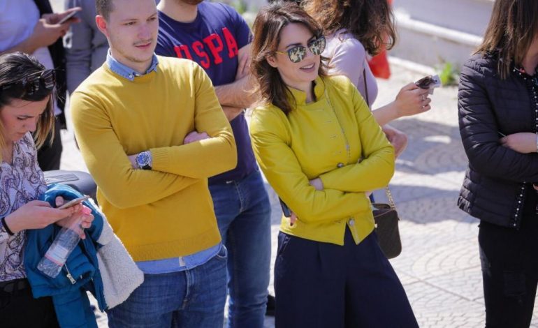 PROTESTA/ Grida Duma zgjedh ngjyrën e verdhë dhe shfaqet si… (FOTOT)