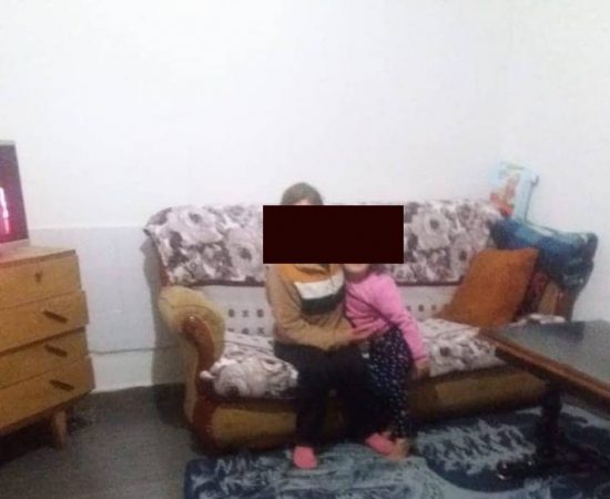 “TENTOVA TË VRAS…”/ Nëna e 4 vajzave rrëfen tmerrin: Si burri më theu dhëmbët dhe më goditi…