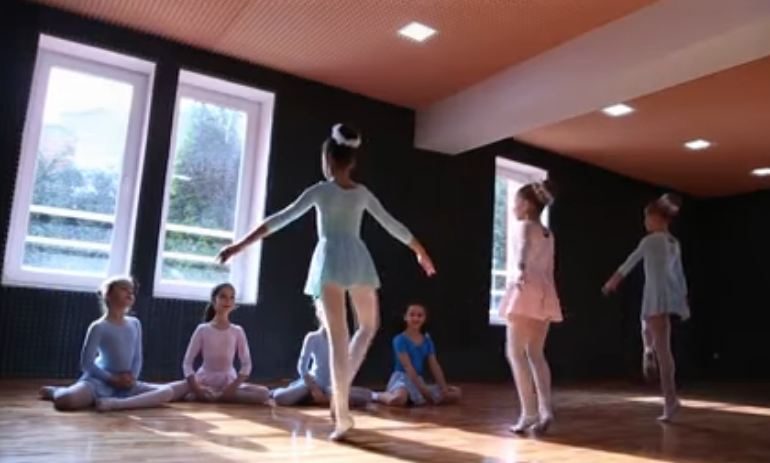 RAMA PUBLIKON VIDEON/ “Me këtë pasqyrë të dallimit mes kujdesit për fëmijët dje dhe sot…”