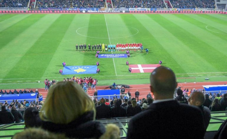 “ME TY KOSOVË NË ÇDO PËRBALLJE”/ Çifti kryeministror në stadium duke bërë tifo