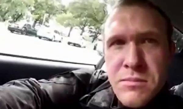 MASAKRA NË ZELANDËN E RE/ Dalin pamjet kur sulmuesi me armë futet në xhami dhe vret 49 persona (VIDEO)
