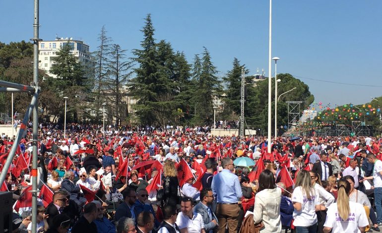 “TIRANA QË DUAM”/ LIVE nga “Nënë Tereza”. Mijëra njerëz presin konfirmimin e Veliaj