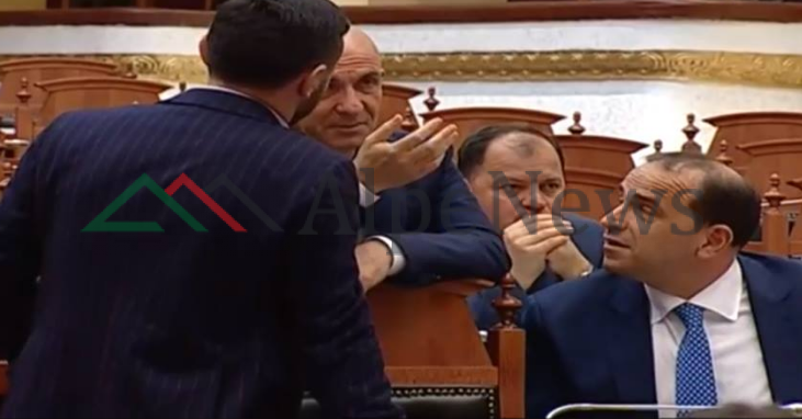 FOTOLAJM/ Deputetët e rinj të OPOZITËS diskutim “kokë më kokë” në Kuvend. Shehu dhe Zeneli…