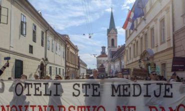PROTESTË NDAJ ÇENSURËS NË MEDIA/ Qindra gazetarë kroatë mbushin rrugët e Zagrebit