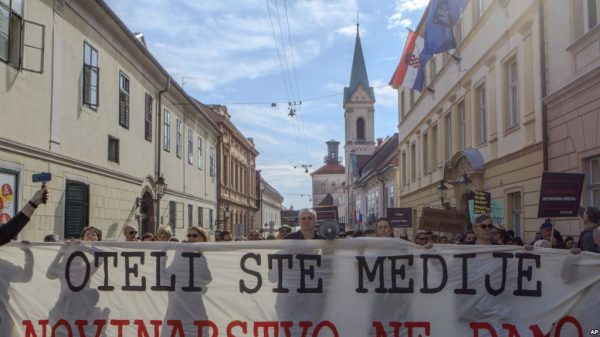 PROTESTË NDAJ ÇENSURËS NË MEDIA/ Qindra gazetarë kroatë mbushin rrugët e Zagrebit