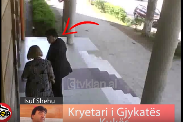 PAMJET E TMERRSHME/ Kryetari i gjykatës godet fizikisht avokaten dhe e rrëzon në tokë