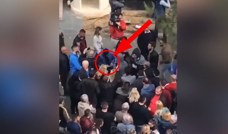 SKANDALI/ Momenti kur militantët e PD paguajnë personin që spërkati me bojë Ministrinë e Brendshme