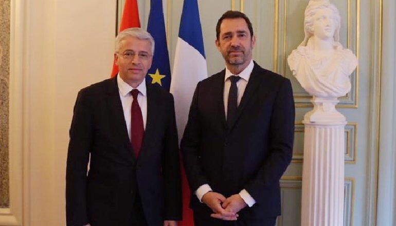 MINISTRI FRANCEZ PËRGËZON SHQIPËRINË/ 25% më pak kërkesa për azil të shqiptarëve në 2018. Ky trend pritet…