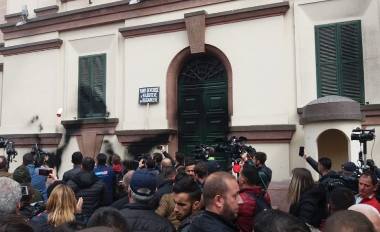 MBYLLET PROTESTA PARA MINISTRISË SË BRENDSHME/ Militantët e PD lyejnë me bojë godinën (FOTO)