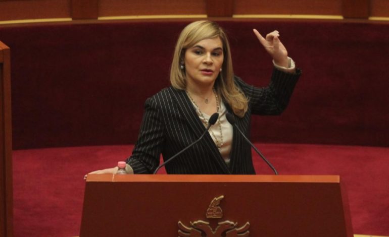 “SHQIPËRIA, SHTËPIA JUAJ”/ Qytetarët “sulmojnë” Kryemadhin: E jona është, jo e hajdutëve si ty