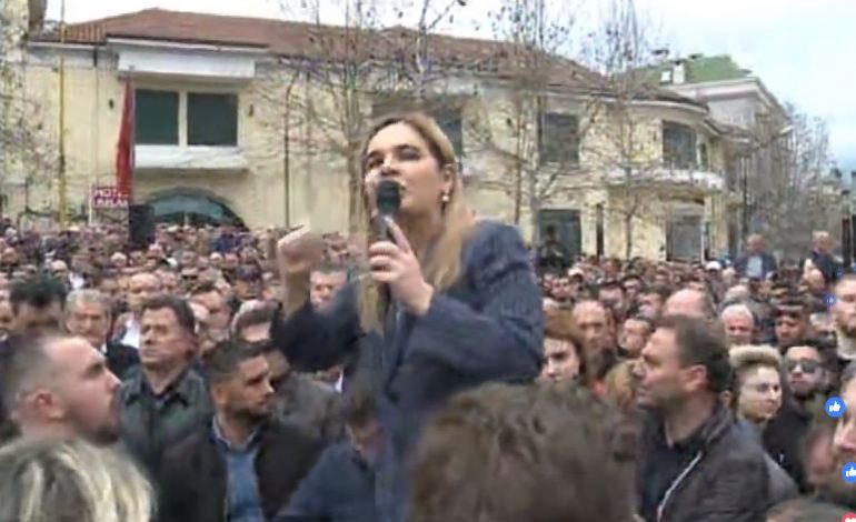 “JU RUAJT ZOTI JUVE DHE SHQIPTARËVE”/ Ish-deputetja Kryemadhi “elektrizon” turmën: Rama ka marrë peng…