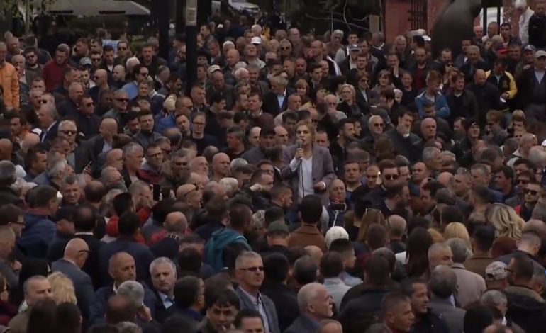 PROTESTA E OPOZITËS/ Kryemadhi: Shqiptarëve i mungon buka në tavolina. Kur të vimë ne…
