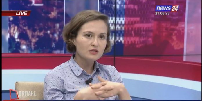 “HOQËM NGA BORDI I…”/ Ministrja e Arsimit: Studentët të vlerësojnë tekstet që iu ofrohen