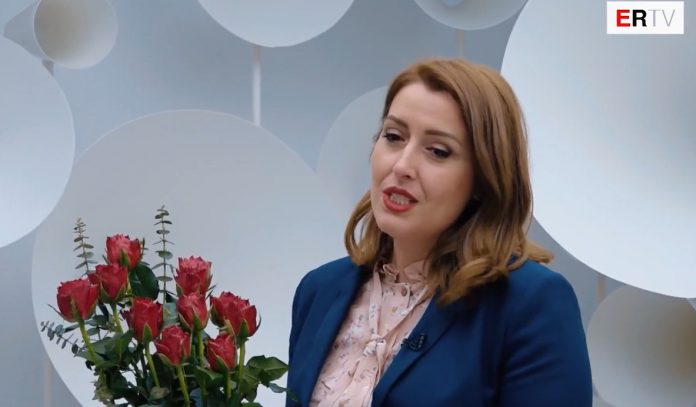 “KUJDESI SHËNDETËSOR, PRIORITET I QEVERISË”/ Manastirliu uron 8 Marsin në ERTV dhe informon për programet e shëndetit të gruas