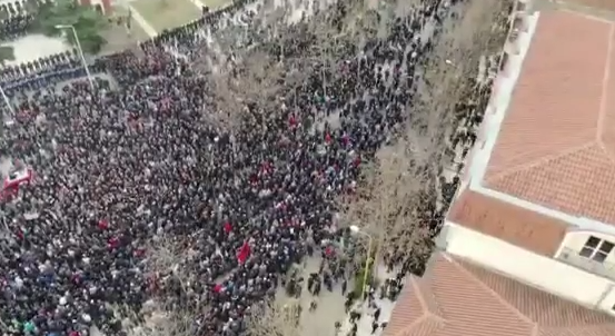 PAMJET ME DRON/ Ja pjesëmarrja reale në PROTESTËN E OPOZITËS (VIDEO)