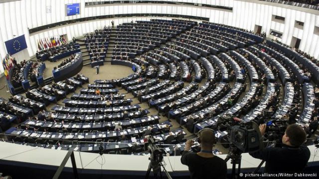 PARLAMENTI EUROPIAN INJORON BASHËN DHE KRYEMADHIN/ Të fillojnë bisedimet me Shqipërinë, për anëtarësimin në BE