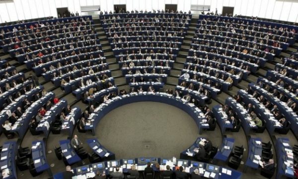 “QYTETARËT E PO HUMBIN SHPRESËN”/ Liberalizimi i vizave të Kosovës sot në Parlamentin Europian